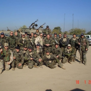Generał Kwiatkowski - Dowódca VII Zmiany - Irak 2007 wraz z żołnierzami ochaniającymi Go.
