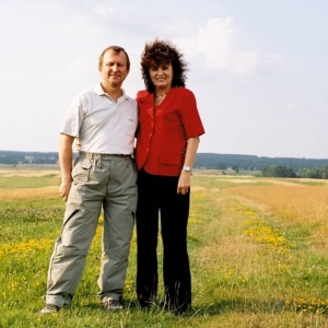 Generał z żoną na tle ojcowizny rok 2004. w oddali Wola Raniżowska